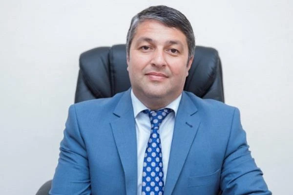 Karantin dövründə evdən işləyən işçilər məzuniyyətə çıxa bilməyəcək? Hüquqşünas CAVABLANDIRDI