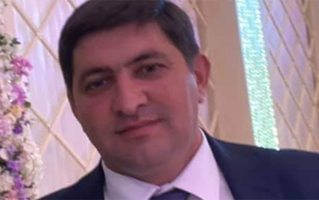 Sabiq polis rəisinin maşınının qabağını kəsib bıçaqla hücum etdi