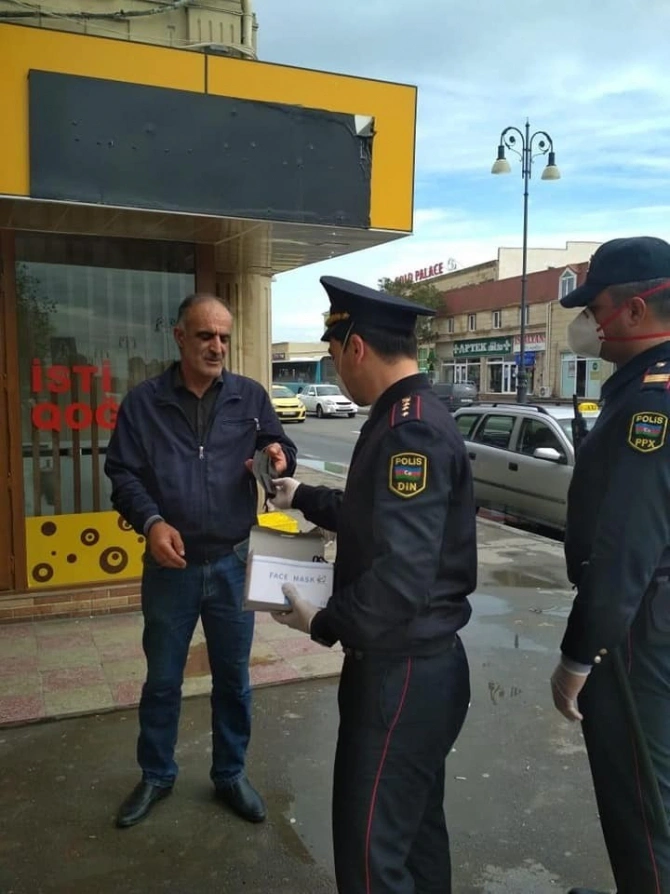 Bakı polisi vətəndaşlara tibbi maskalar payladı - FOTO