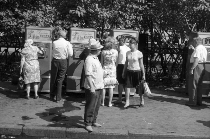 Почему в СССР все пили напитки из общего стакана и не болели?