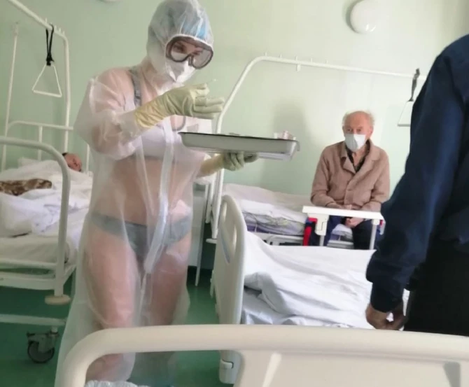 Российской медсестре, надевшей купальник под защитный костюм, сделали замечание - ФОТО