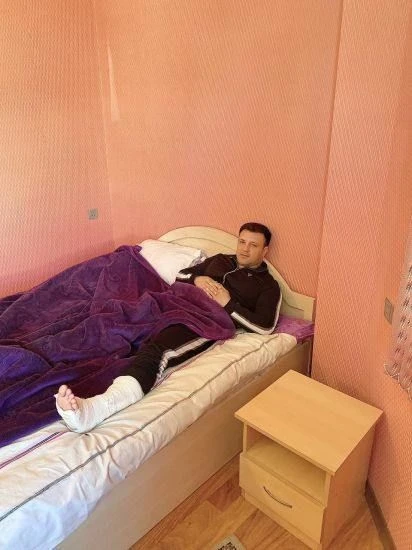 В Баку женщина наехала на полицейского-чемпиона по прозвищу 