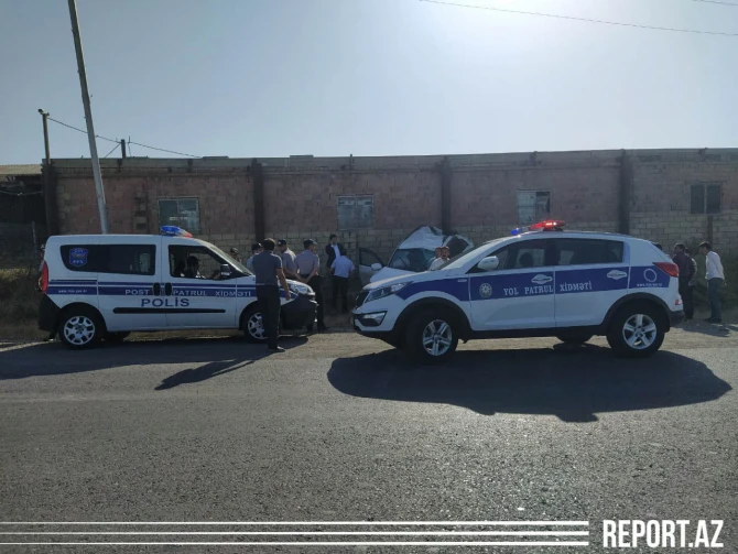 Внедорожник врезался в стену на трассе Баку-Сумгайыт - ФОТО