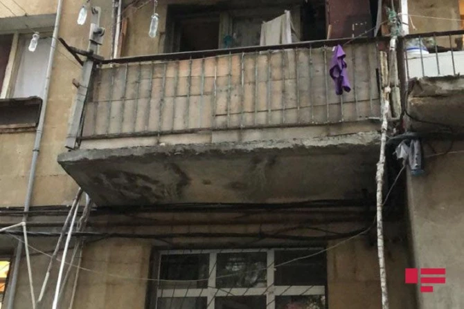 Bakıda gənc qız eyvandan yıxılaraq ölüb - FOTO