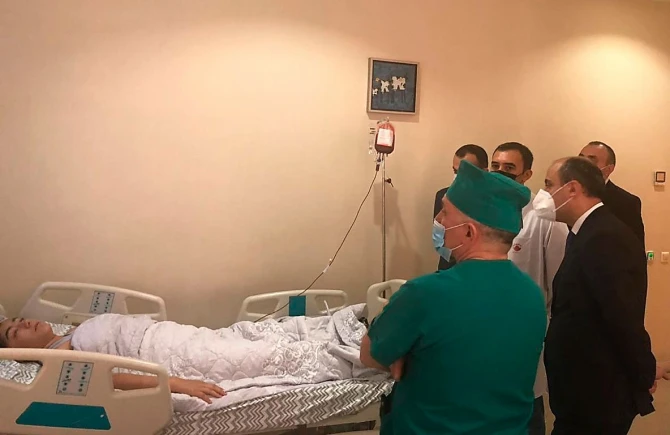 Təhsil naziri intihara cəhd edən məktəbliyə baş çəkib - FOTO