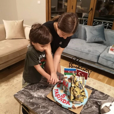 Azərbaycanlı müğənni oğlunun 5 yaşını belə qeyd etdi