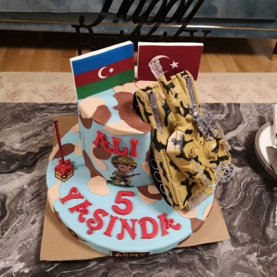 Azərbaycanlı müğənni oğlunun 5 yaşını belə qeyd etdi