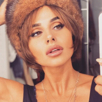 Azərbaycanlı müğənni yayın istisində norka papaqla