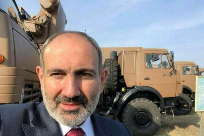 Одна за другой уничтожается военная техника, на фоне которой делал селфи Пашинян -  ФОТО