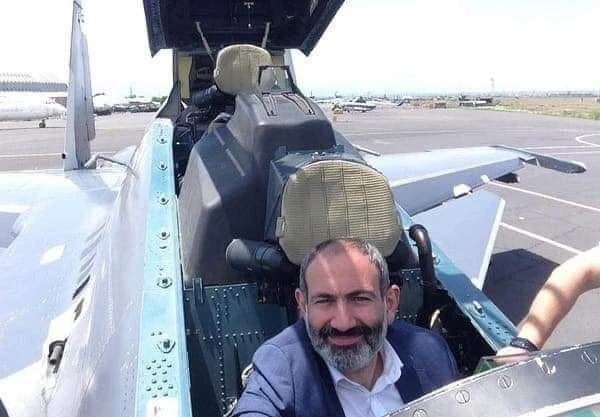 Одна за другой уничтожается военная техника, на фоне которой делал селфи Пашинян -  ФОТО