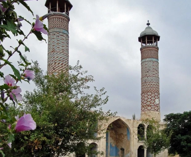 Ağdam məscidinin girişindəki sözlərin tərcüməsi - FOTO