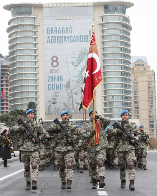 Türkiyə hərbçiləri Zəfər paradında keçid edib