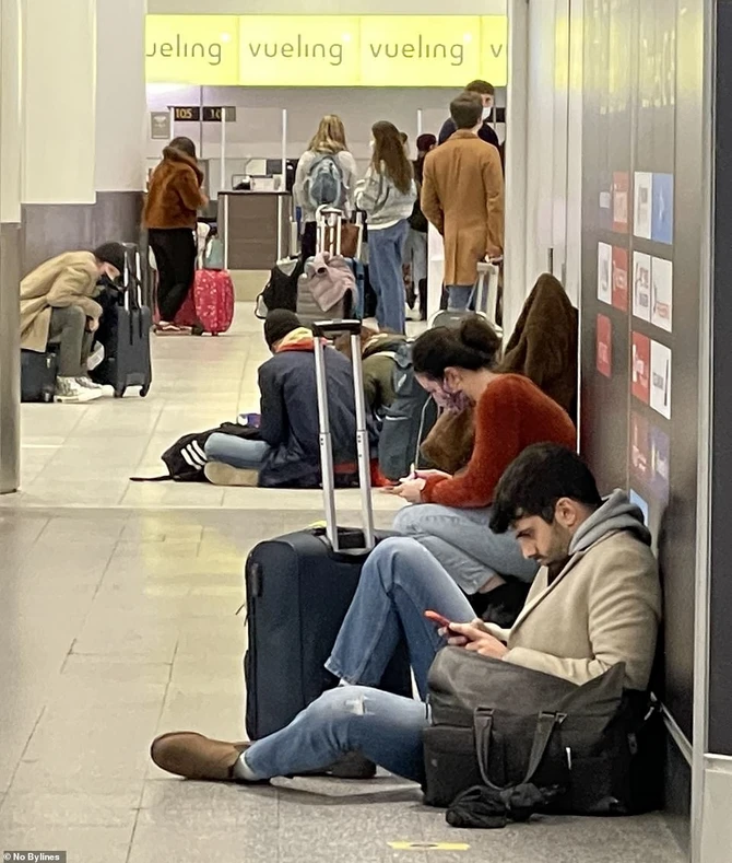 Londonda vəziyyət nəzarətdən çıxır - İnsanlar kütləvi şəkildə şəhəri tərk edir - FOTO