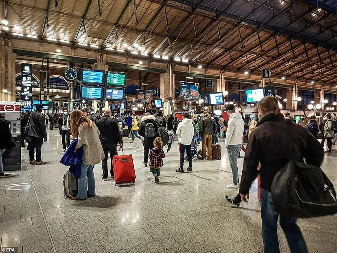 Londonda vəziyyət nəzarətdən çıxır - İnsanlar kütləvi şəkildə şəhəri tərk edir - FOTO