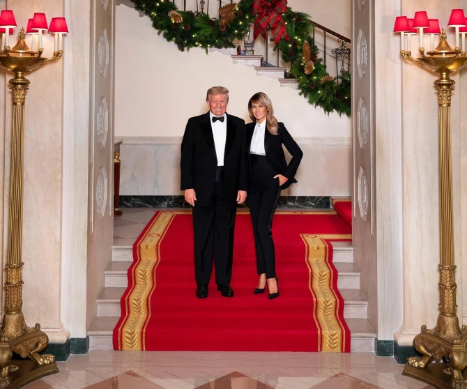 Трамп с женой одинаково оделись для последнего праздничного снимка в Белом доме - ФОТО