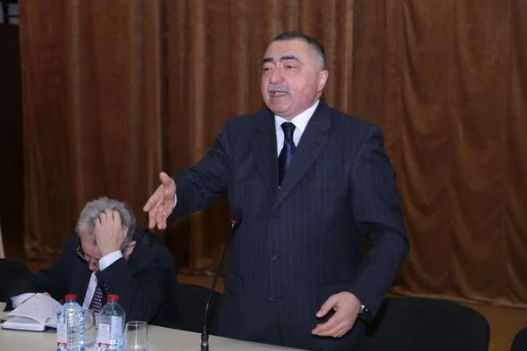 Deputat BNA-nı tənqid etdi: “Sosial şəbəkələrə baxsınlar, minlərlə insan şikayətlənir”