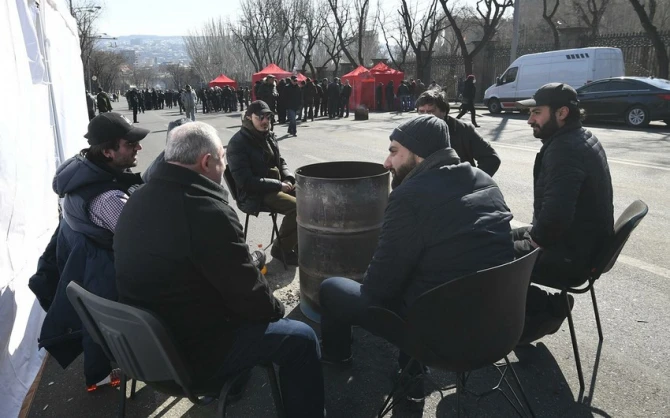 Paşinyanın istefasını tələb edənlər iki sutkadır çadırda gecələyir - FOTO
