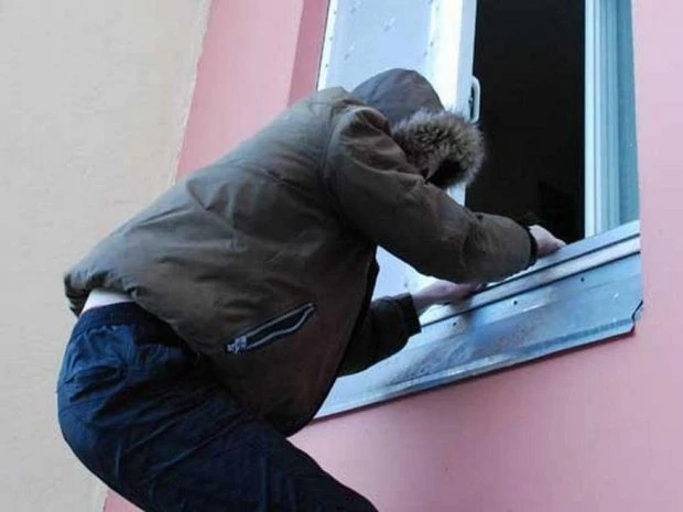 Bakıda iki fəhlə köhnə şkafdan 25 paçka DOLLAR TAPDI - 