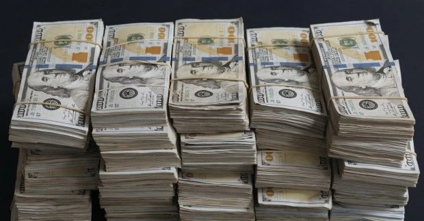 Bakıda iki fəhlə köhnə şkafdan 25 paçka DOLLAR TAPDI - 
