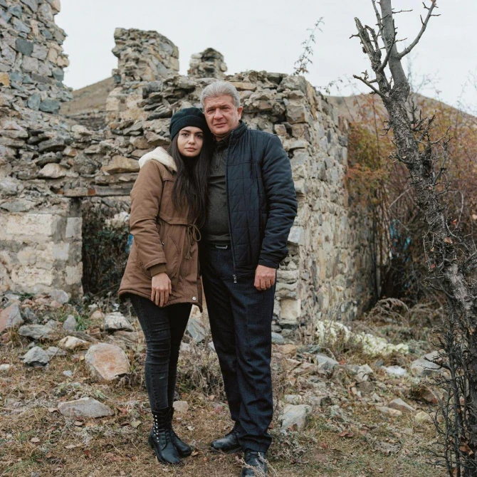 National Geographic: Мубариз заплакал, когда нашел дом своего детства в руинах - ФОТО