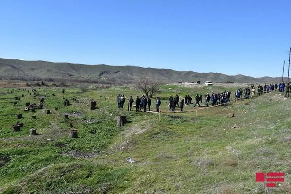 Xarici diplomatlar Qubadlıda düşmənin törətdiyi ekoloji terroru öz gözləri ilə gördülər - FOTO - YENİLƏNİB