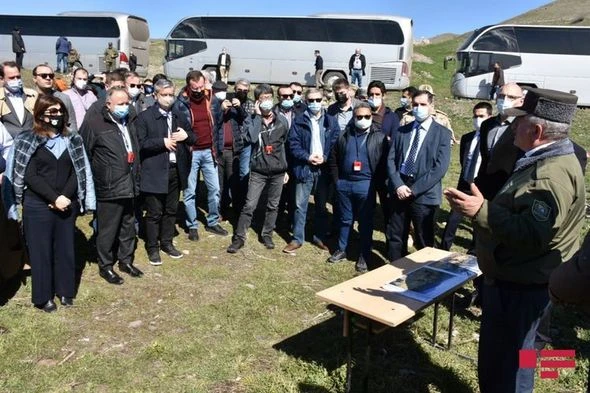 Xarici diplomatlar Qubadlıda düşmənin törətdiyi ekoloji terroru öz gözləri ilə gördülər - FOTO - YENİLƏNİB