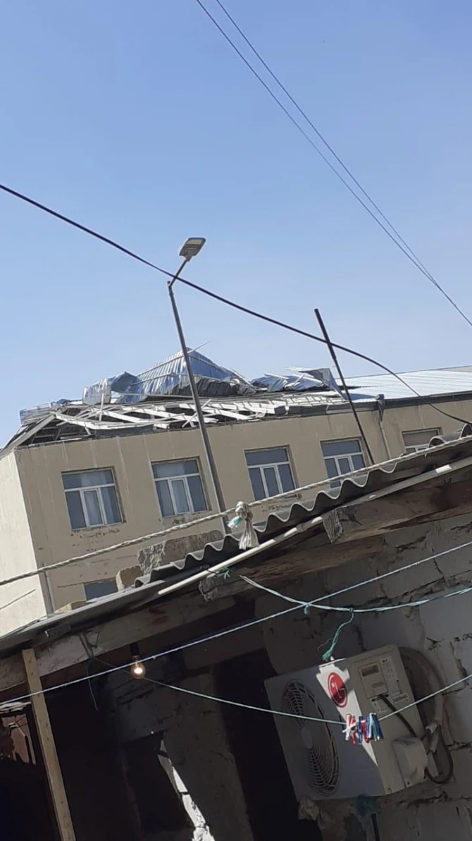 Bakıda daha bir məktəbin dam örtüyü uçub - FOTO