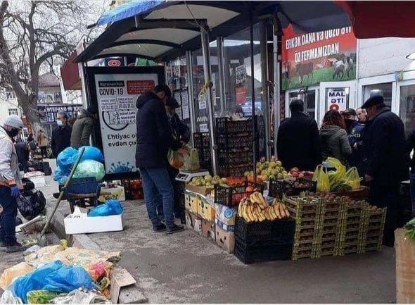 В Баку автобусную остановку превратили в торговую лавку - ФОТО