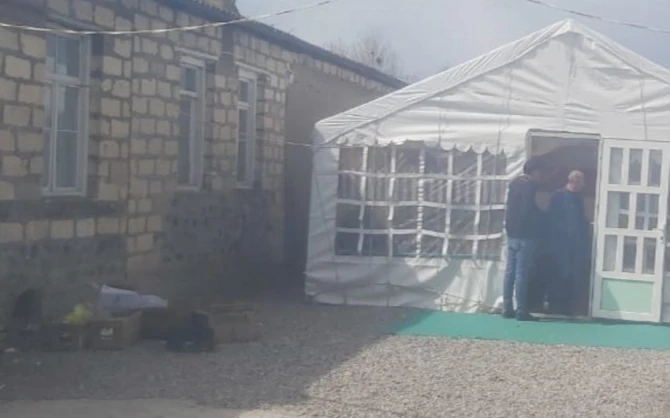 Polis həyətində oğluna toy edən atanı cəzalandırdı - FOTO