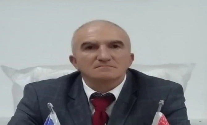 Azərbaycanda partiya sədri dələduzluğa görə məhkəmədə qandallandı - FOTO