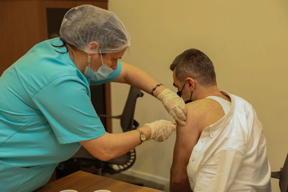 SOCAR əməkdaşları vaksinasiya olunur - FOTO/VİDEO