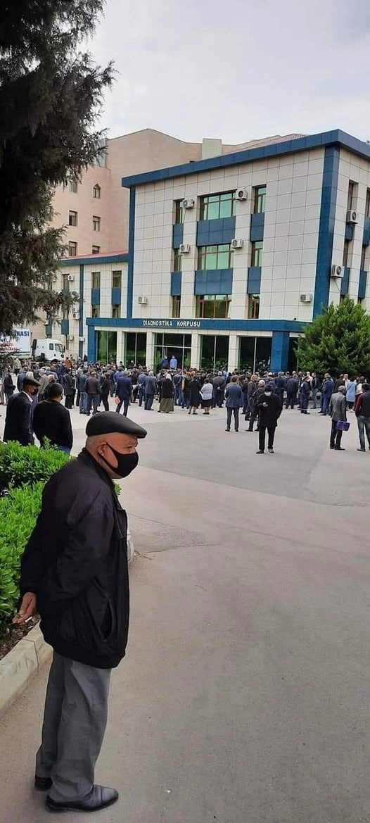 Baş həkimdən Milli Onkologiya Mərkəzinin qarşısındakı sıxlıqla bağlı AÇIQLAMA - FOTO