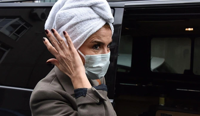 Koronavirus görün müğənnini nə hala saldı - Saçları töküldü - FOTO