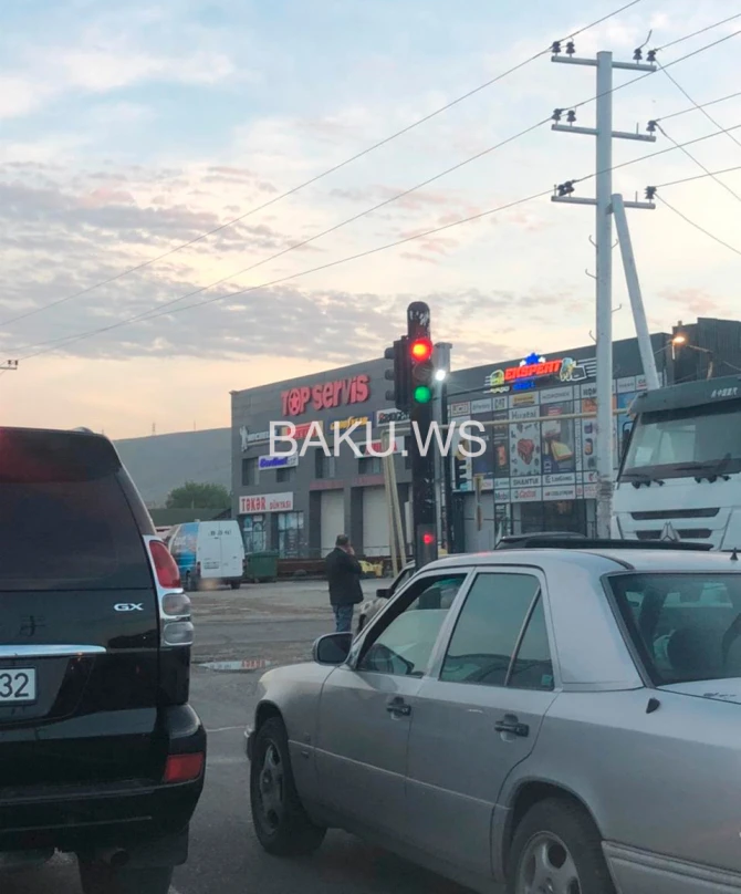 Bakıda analoqu olmayan işıqfor - Sürücülər çaş-baş qalır - FOTO