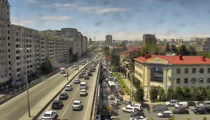 Bakıda intihara cəhd - Yolda sıxlıq yarandı - FOTO