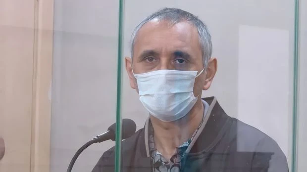 Распространилось ФОТО обвиняемого в убийстве 10-летней Нармин из зала суда