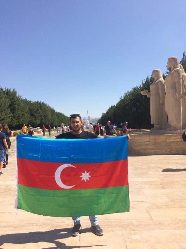Azərbaycan şəhidinin məzarı üzərinə “FEDA” yazılı “Beşiktaş” şərfi qoyulub