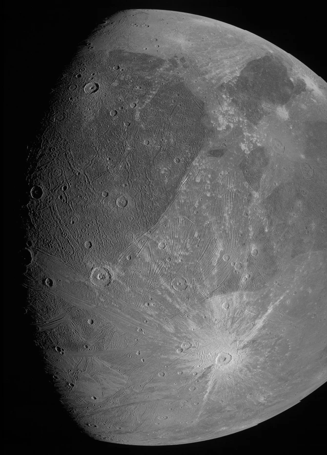 NASA опубликовало качественное фото крупнейшего спутника Солнечной системы