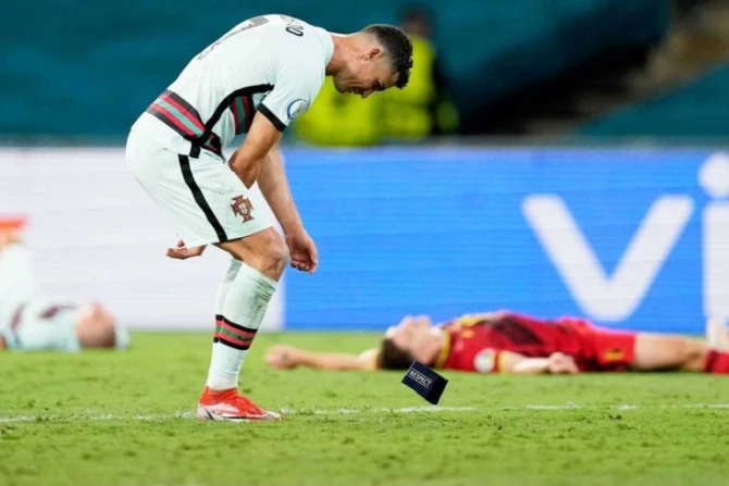 Ronaldo kapitan sarğısını yerə atdı - FOTO/VİDEO