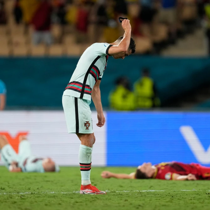 Ronaldo kapitan sarğısını yerə atdı - FOTO/VİDEO