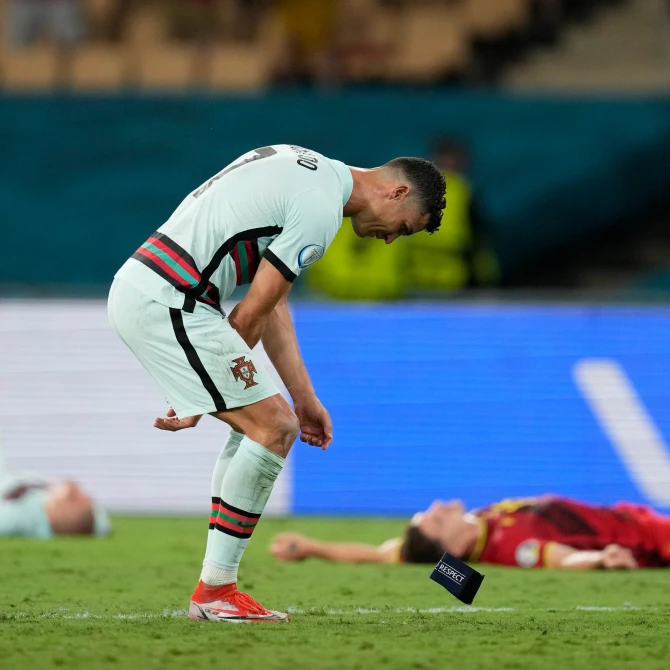 Ronaldo kapitan sarğısını yerə atdı - FOTO/VİDEO