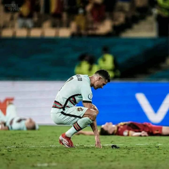 Ronaldo kapitan sarğısını yerə atdı - FOTO/VİDEO