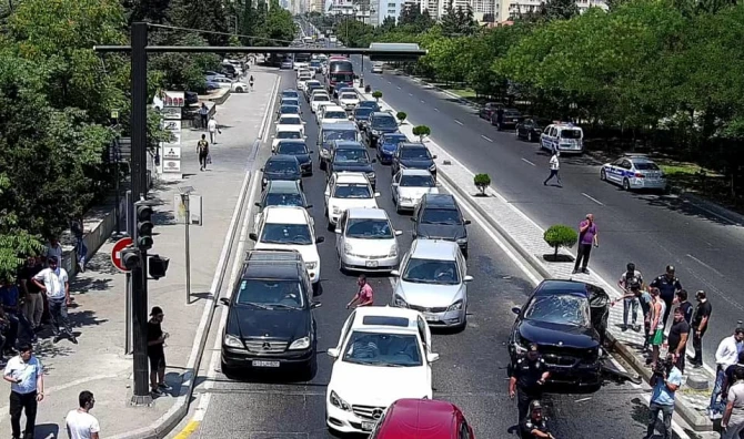 Bakıda qəza tıxaca səbəb oldu - FOTO