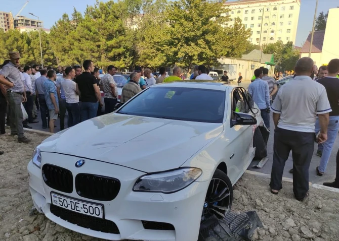 В Азербайджане автомобиль из свадебного кортежа сбил работницу Департамента уборки – ФОТО