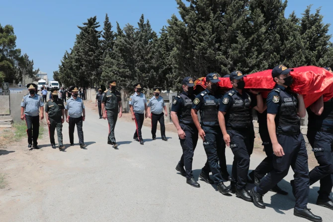 Vilayət Eyvazov vəfat edən polisin dəfnində - FOTO