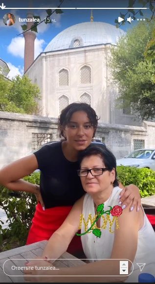 Tünzalə Ağayeva anası ilə - FOTO