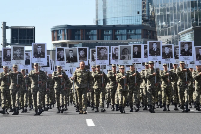 Prezident İlham Əliyev və birinci xanım Mehriban Əliyeva Bakıda hərbçilərin yürüşündə - FOTO