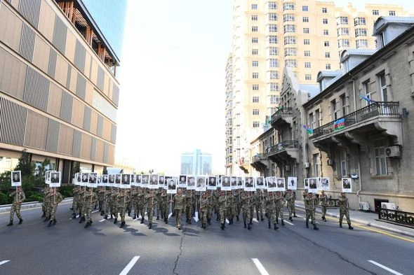 Prezident İlham Əliyev və birinci xanım Mehriban Əliyeva Bakıda hərbçilərin yürüşündə - FOTO
