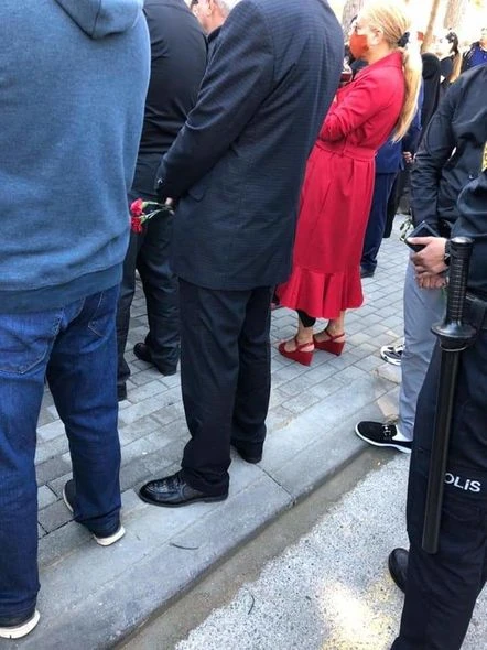 Anım Günündə al qırmızı geyinən Mehriban Qaralova kimdir? - FOTO