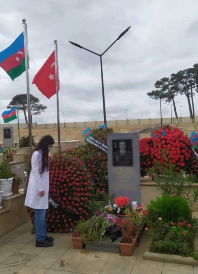 Polad Həşimovun qızından atasının məzarı başında duyğulandıran addım - FOTO